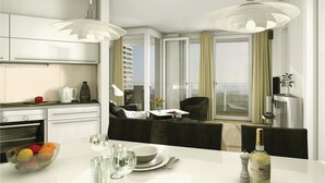 Una cocina moderna con comedor, ventanas amplias y vistas a la ciudad.