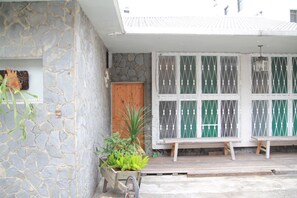 المنشأة من الخارج