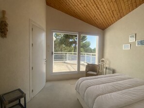 4 bedrooms - Stunning Villa Near Beach with WiFi, Garden, Terrace, Parking, Pet-Friendly (La Tranche-sur-Mer)