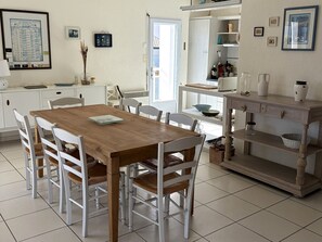 Dining - Stunning Villa Near Beach with WiFi, Garden, Terrace, Parking, Pet-Friendly (La Tranche-sur-Mer)