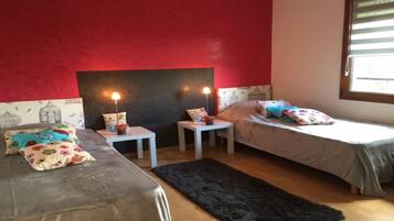 4 bedrooms, iron/ironing board, WiFi, bed sheets