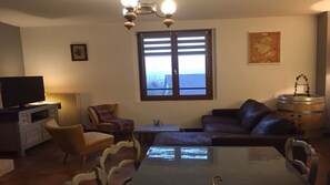 Télévision, cheminée, lecteur de DVD, table de tennis de table