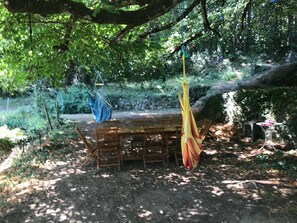 Outdoor dining - Mas Cévenol typical family, isolated, quiet, private pool in the heart of 20ha (Anduze)