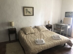 4 habitaciones, tabla de planchar con plancha y ropa de cama 