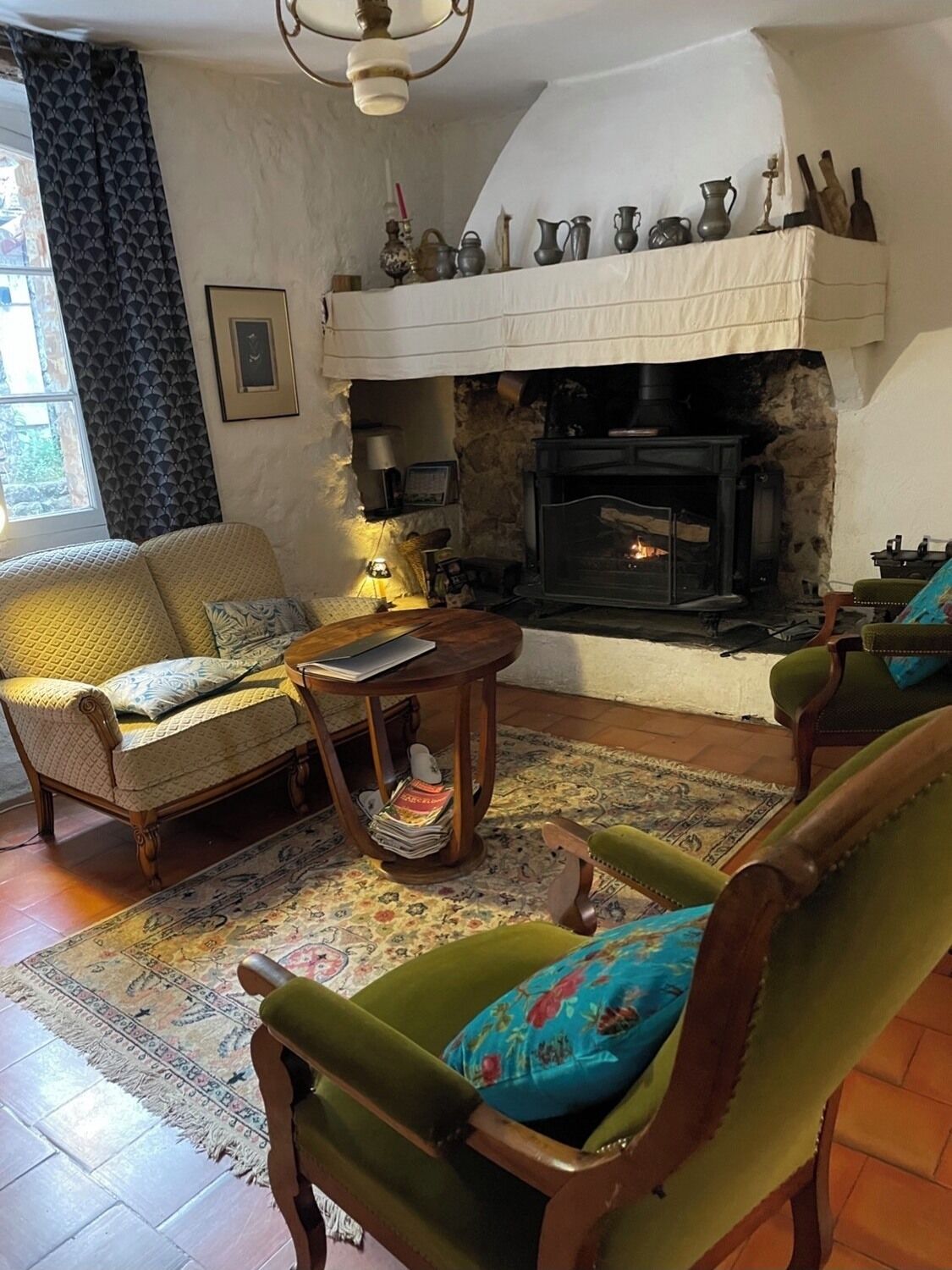 Télévision, cheminée, jeux vidéo, lecteur de DVD