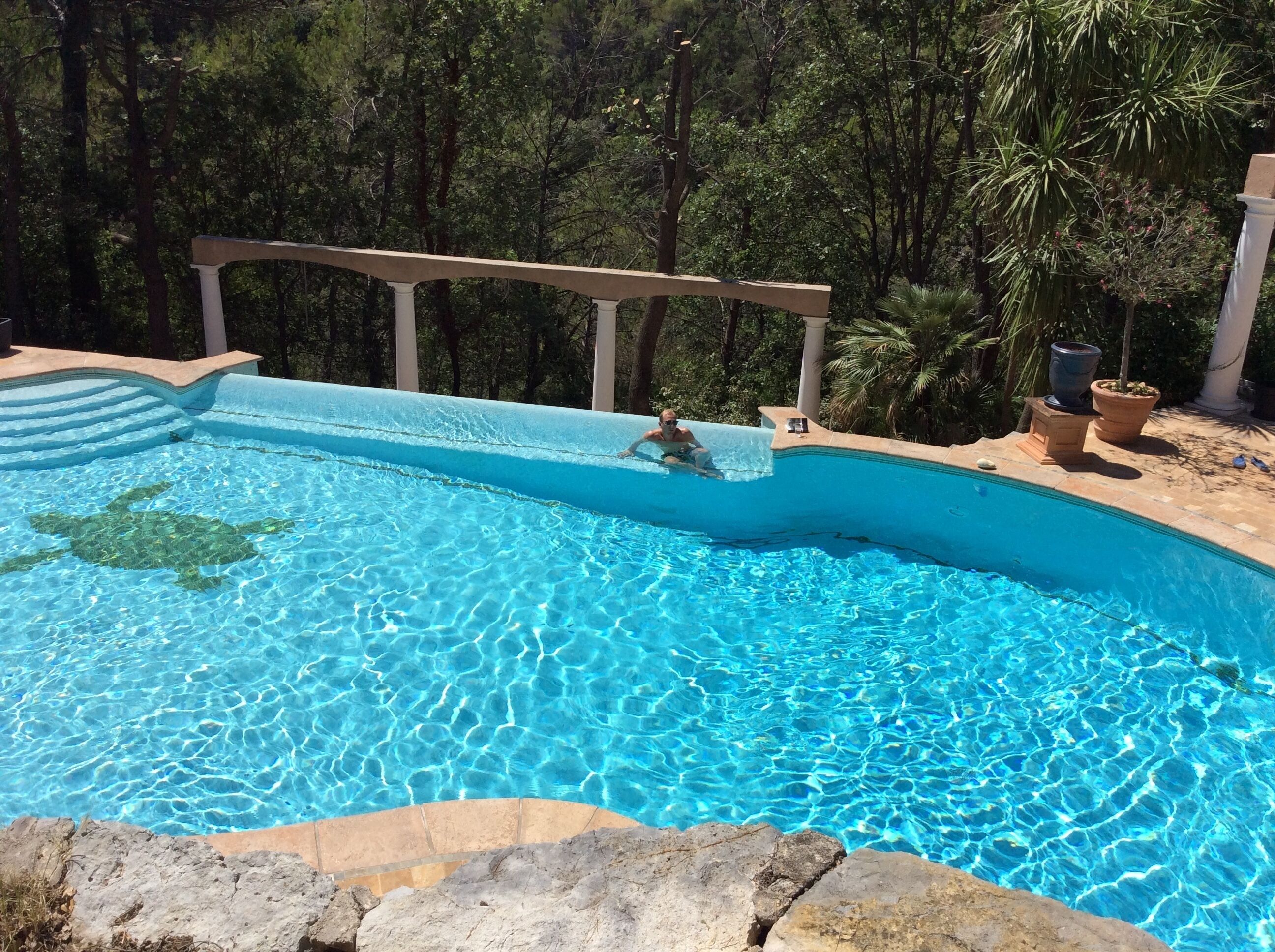 Rent 2P 2/4 people, swimming pool and Jacuzzi, 30 mn from the beaches