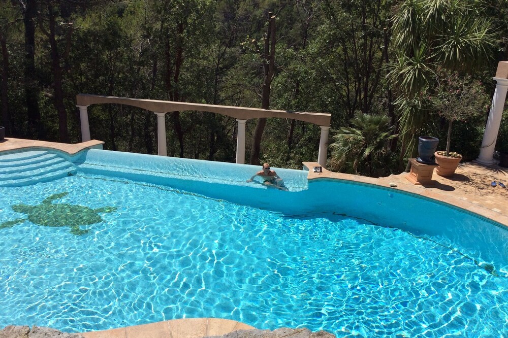Rent 2P 2/4 people, swimming pool and Jacuzzi, 30 mn from the beaches