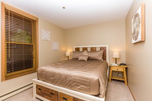 1 soverom, strykejern/-brett, internettilgang og sengetøy