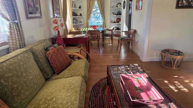 Una sala de estar acogedora con un sofá, una mesa de centro y un comedor con sillas y una mesa.