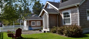 Adorable Cottage with Americana Theme, in the Heart of Gearhart.