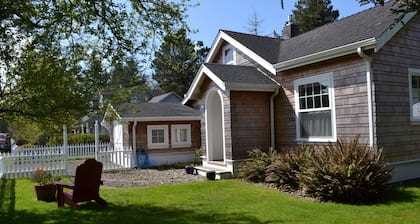 Adorable Cottage with Americana Theme, in the Heart of Gearhart.
