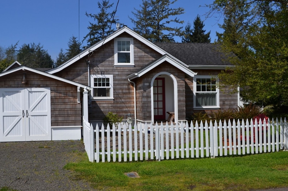 Adorable Cottage with Americana Theme, in the Heart of Gearhart.