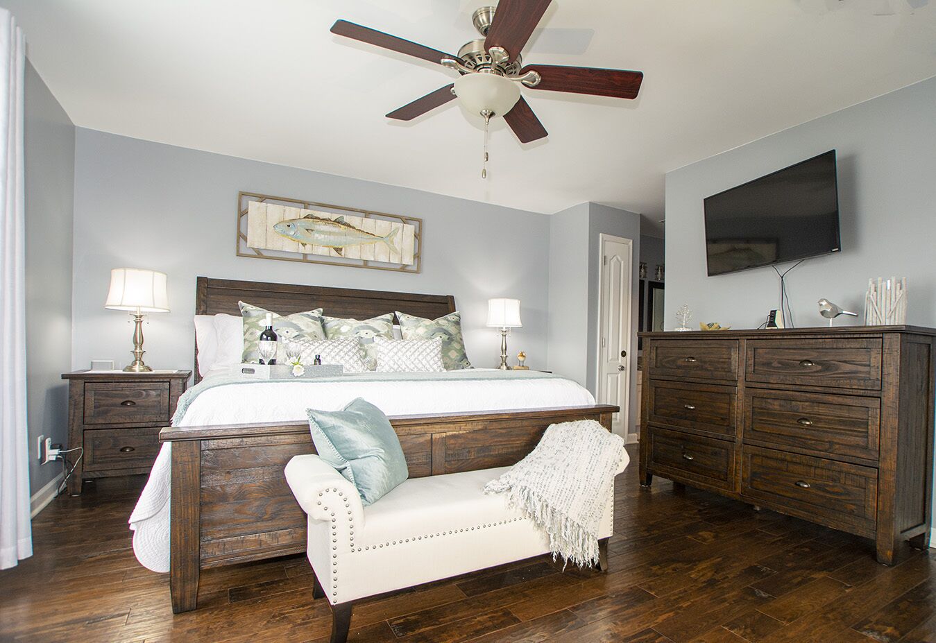 Welcome to “Lake Life”, Extravagant Upgraded 3 bedroom WATERFRONT Condo!