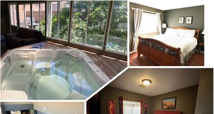 INDOOR HOTTUB! Walking Distance to South Point Casino!