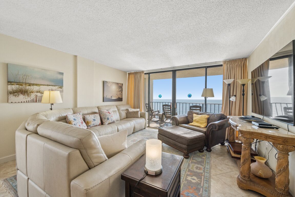 Ocean Front 3 bedroom condo with Washer/Dryer in unit