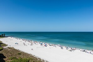 Beach nearby, sun-loungers, beach towels