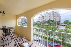 Property grounds - Cozy Condo with Gulf Peek – Steps from the Beach & Across from JW Marriott! (Marco Island)