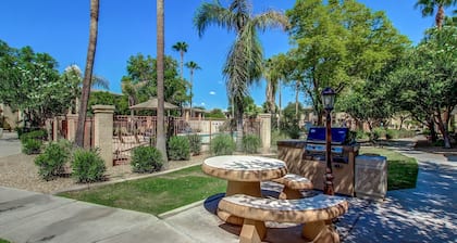 Remodelado - 2 camas King en la planta baja, cerca de la piscina y parrilla de gas