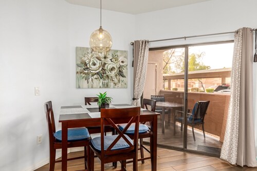 Not Evolve - 2 KINGS, ground floor - Heated Pool & gas grill! Cardinals Stadium!