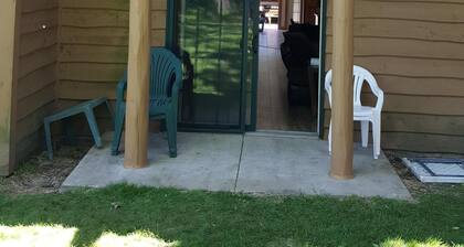 Bears Den Hiljainen ja mukava villieläinten ja hummingbien katselu