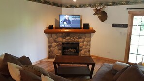 Interior - The Bear Den Peaceful and Comfortable Animal and Hummingbird Viewing (UTICA)