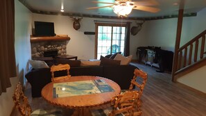 Smart TV - The Bear Den Peaceful and Comfortable Animal and Hummingbird Viewing (UTICA)