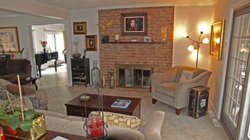 Smart TV, fireplace, video-game console, DVD player