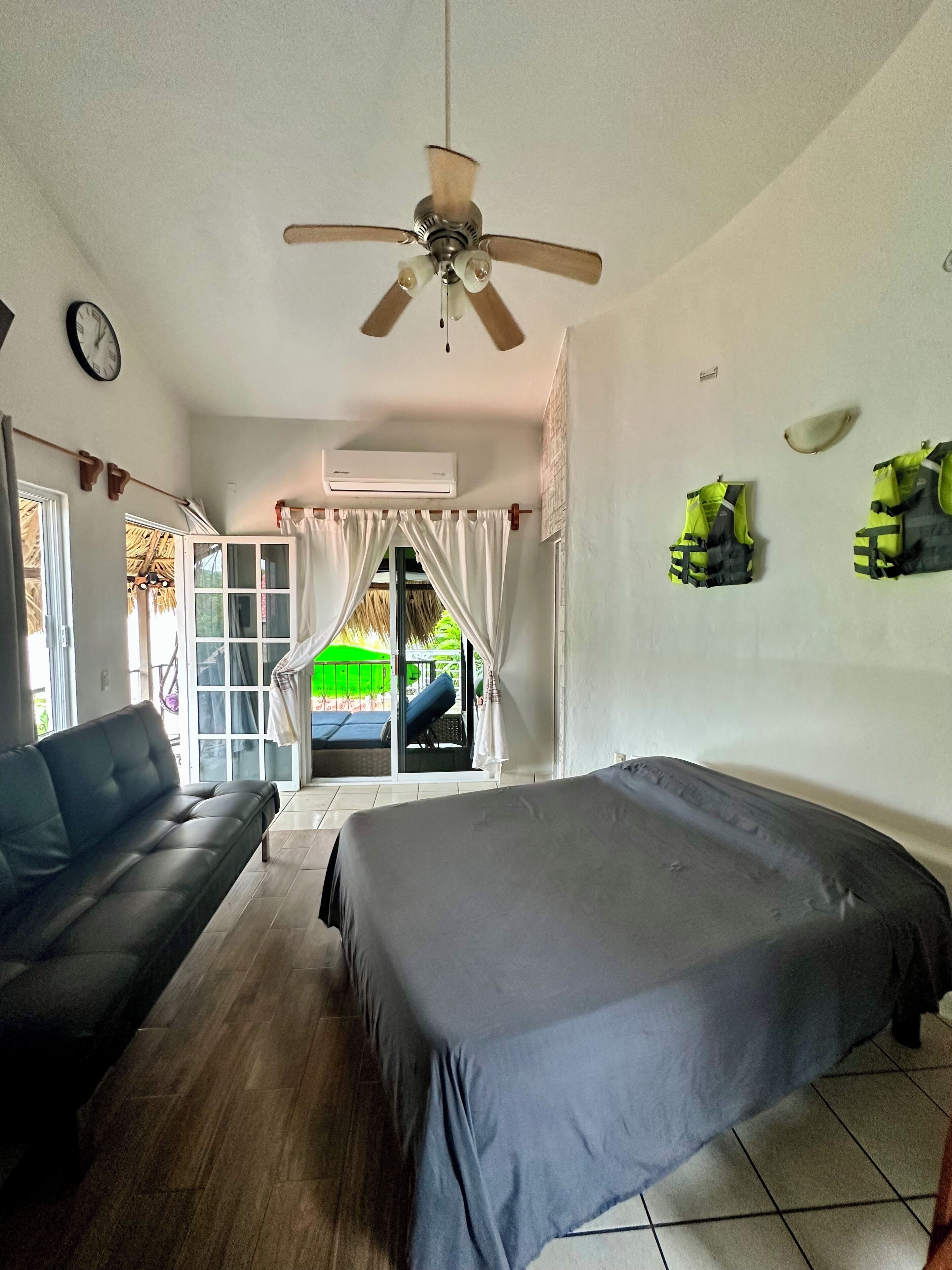 1 makuuhuone, työpöytä, äänieristys, silitysrauta/-lauta