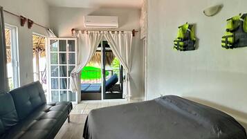 1 makuuhuone, työpöytä, äänieristys, silitysrauta/-lauta