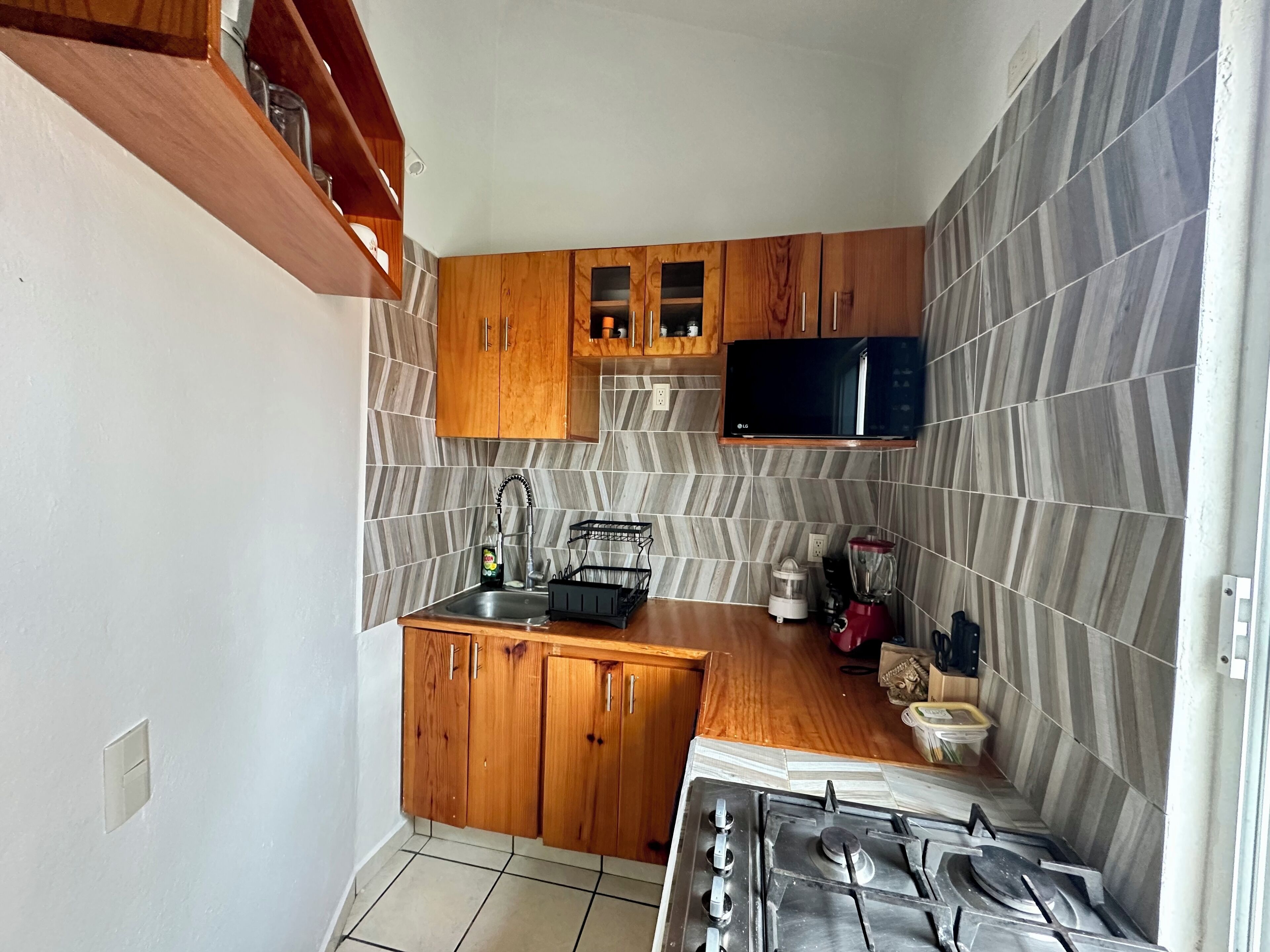 Jääkaappi, mikroaaltouuni, liesi, kahvin-/teenkeitin