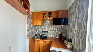 Kühlschrank, Mikrowelle, Herdplatte, Wasserkocher mit Kaffee-/Teezubehör