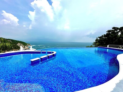 Whales & Dolphins Bungalow Beach/ Pool/ Starlink WiFi Digital Nomads