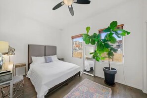 4 bedrooms, desk, iron/ironing board, free WiFi - Beautiful Modern Designer Home ~ Downtown - 4-Bed/4-Bath (Chicago)