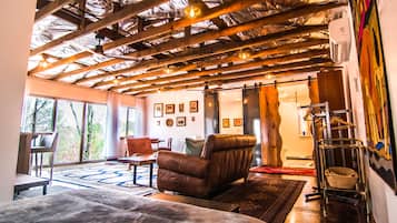 1 habitación, tabla de planchar con plancha y cuna de viaje