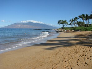Sun loungers, beach towels - Spacious and Bright Top Floor Condo, 10 minute Walk from Wailea Beaches  (Wailea)