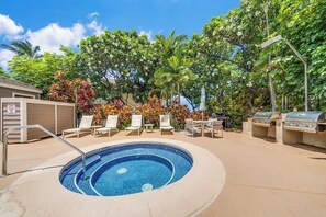 Outdoor spa tub - Spacious and Bright Top Floor Condo, 10 minute walk from Wailea beaches (Wailea)