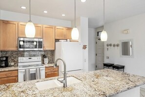 Køleskab, mikrobølgeovn, ovn, kogeplade