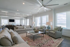 Smart TV, lettore DVD, tavolo da ping pong, videoteca