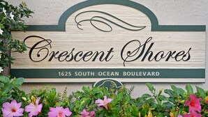 Indicador de Crescent Shores a l'avinguda Ocean Sud, número 1625.
