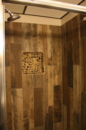 Dusche, Haartrockner, Handtücher, Toilettenpapier
