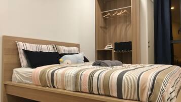 2 bedrooms, iron/ironing board, internet, bed sheets