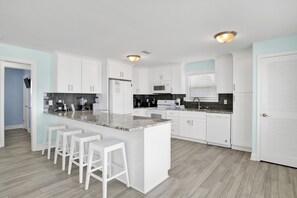 Mikrowelle, Ofen, Geschirrspüler, Wasserkocher mit Kaffee-/Teezubehör