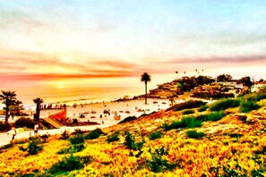 بالقرب من الشاطئ، كراسي للتشمس، مناشف للشاطئ