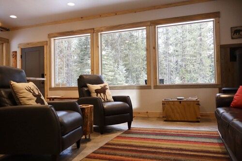 Stunning Cabin Bordering Glacier National Park/Flathead River on 9 Acres!!!