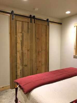 1 bedroom, free WiFi, bed sheets - Stunning Cabin Bordering Glacier National Park/Flathead River on 9 Acres!!! (Essex)