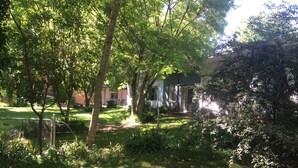 Un quartier résidentiel avec une maison, une pelouse et des arbres.