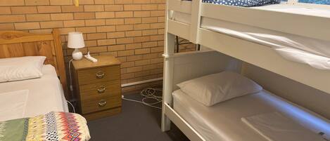 Familienapartment, 2 Schlafzimmer, Küche, Blick auf die Anlage (Unit 7) | Verdunkelungsvorhänge, Bügeleisen/Bügelbrett, Bettwäsche