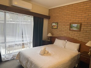 Family Apartment, 2 Bedrooms, Kitchen, Resort View (Unit 7) | Langsir/tirai gelap terus, seterika/papan seterika, cadar katil 