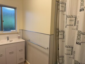 Family Apartment, 2 Bedrooms, Kitchen, Ground Floor (Unit 5) | Bilik Mandi | Pancuran mandi, pengering rambut, tuala disediakan, tisu tandas 