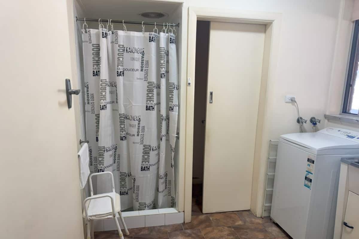 Klassiek appartement, 1 slaapkamer, keuken, uitzicht op rivier (Unit 3) | Badkamer | Een douche, een haardroger, handdoeken, toiletpapier